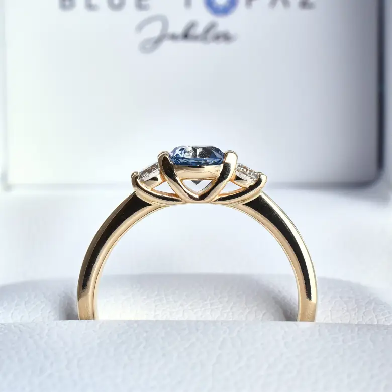 Pierścionek zaręczynowy z szafirem